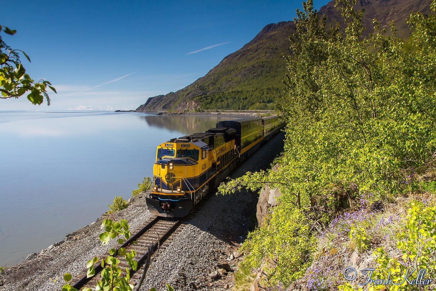 Cruise train along Turnagain Arm