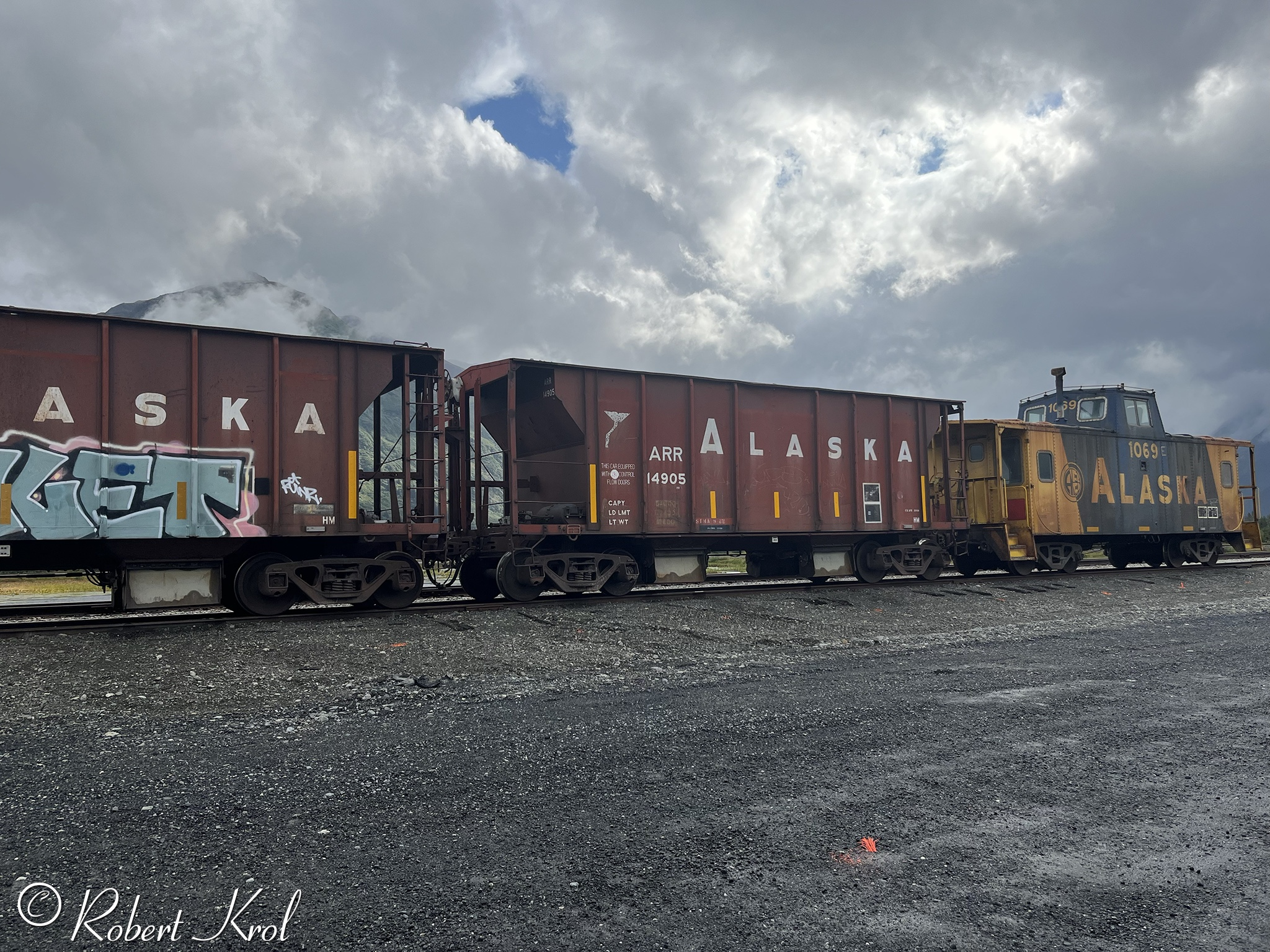 MK ballast hoppers and caboose 1069E